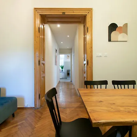 Vintage Gertrudy Street Apartment