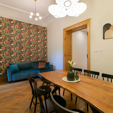 Vintage Gertrudy Street *