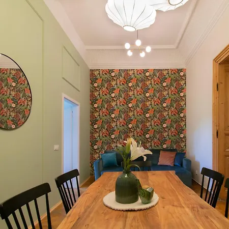 Vintage Gertrudy Street *