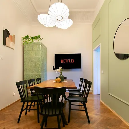 Vintage Gertrudy Street Apartment